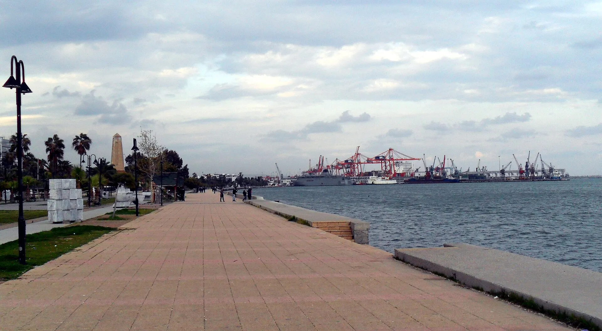 Парк „Ататюрк“ (Мерсин) — крайбрежна алея с паметник до морето