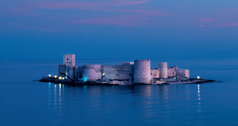 Corycus (Kızkalesi): dos castillos a orillas del mar y en el mar de Cilicia