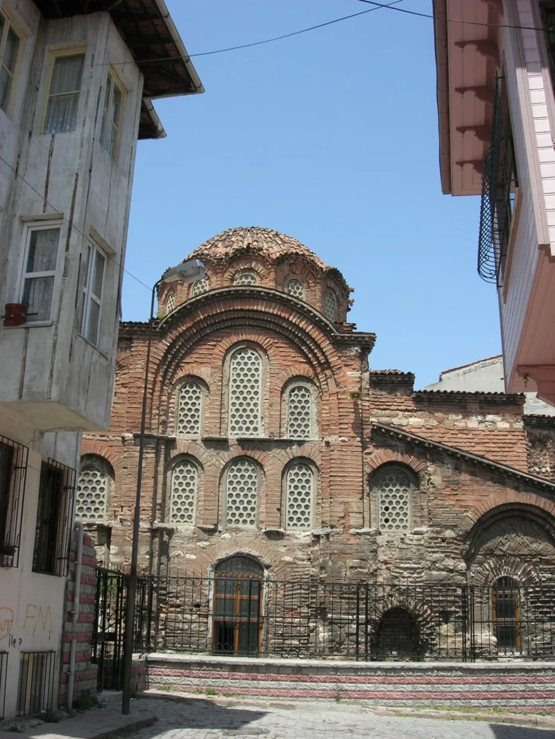 Минаретът на джамията „Ески Имарет“ (Eski İmaret Camii) — пътеводител за Истанбул