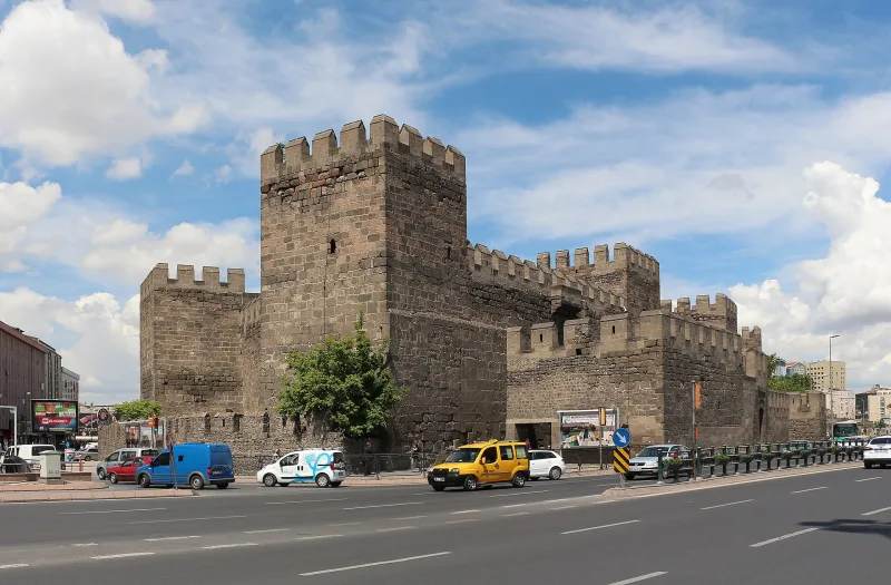 Крепостта в Кайсери (Kayseri Kalesi) — цитадела от базалт