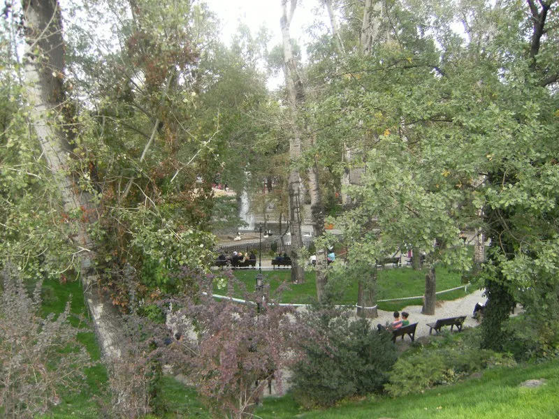 クギュル公園（Kuğulu Park）— アンカラ中心部の白鳥