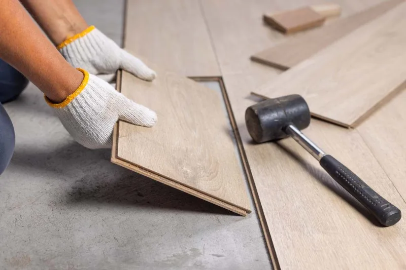 Alicatado, laminado e instalación de suelos