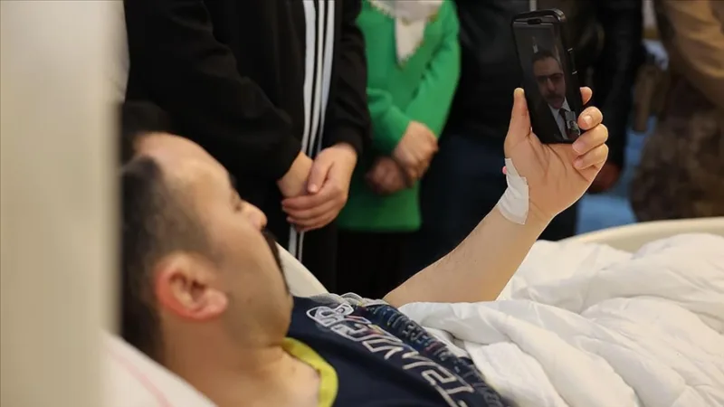 Министр внутренних дел Чифтчи разговаривает по телефону с полицейским, раненным во время операции в Кайсери