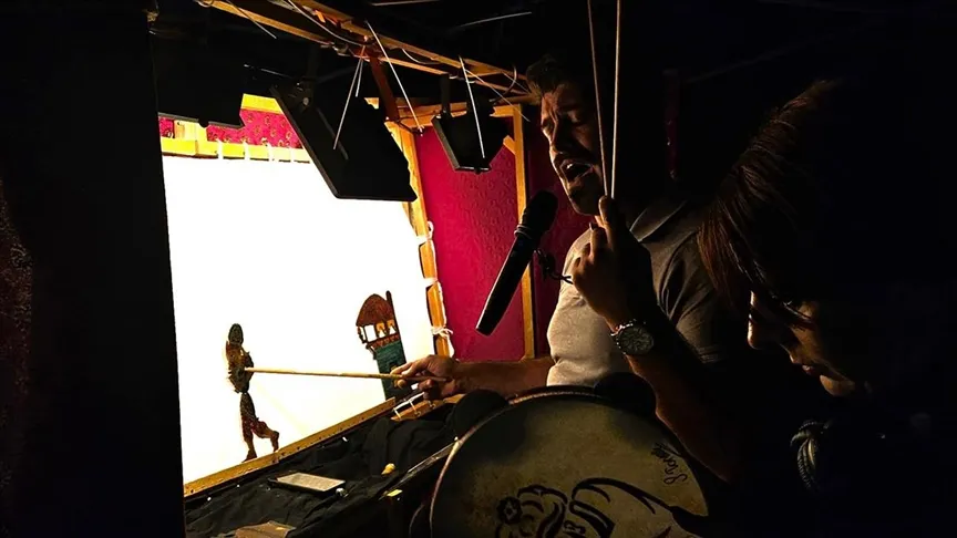 예술가 아이투그 첼릭이 터키 인형극 예술의 미래를 전망했다