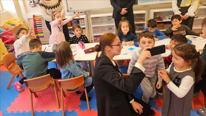 Ein Video, in dem Kindergartenkinder in Kastamonu den Ladenbesitzern zum Fest gratulieren, stieß auf großes Interesse
