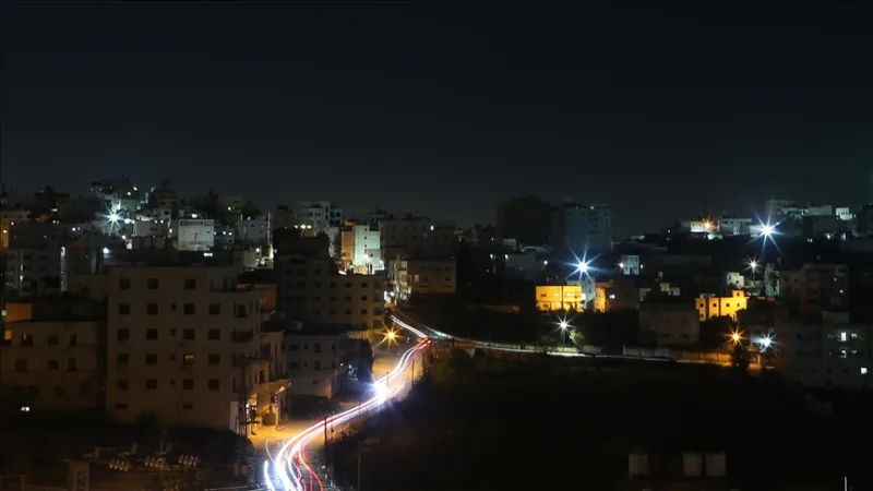 侵占巴勒斯坦领土的以色列人，在被占领的约旦河西岸打伤了3名巴勒斯坦人