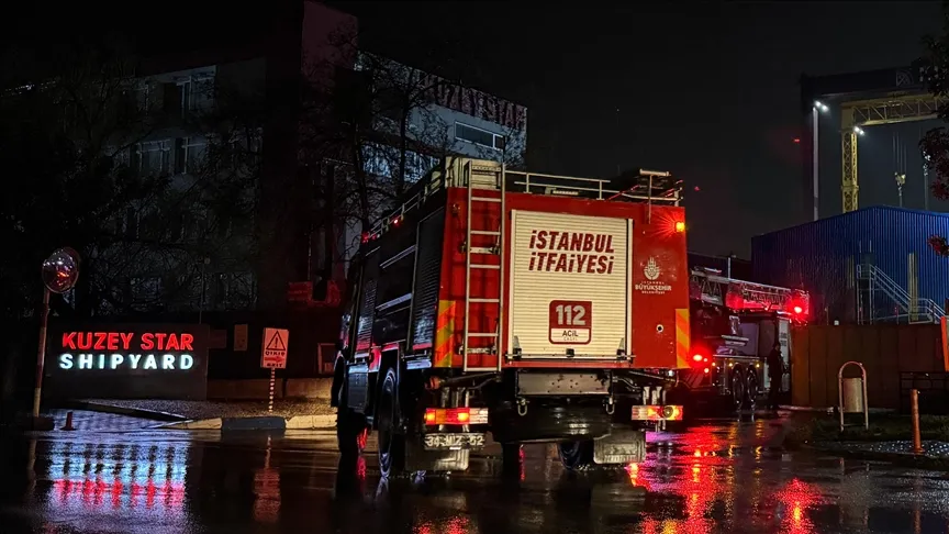 Tuzlában egy szárazáru-szállító hajón keletkezett tűz oltása folyik