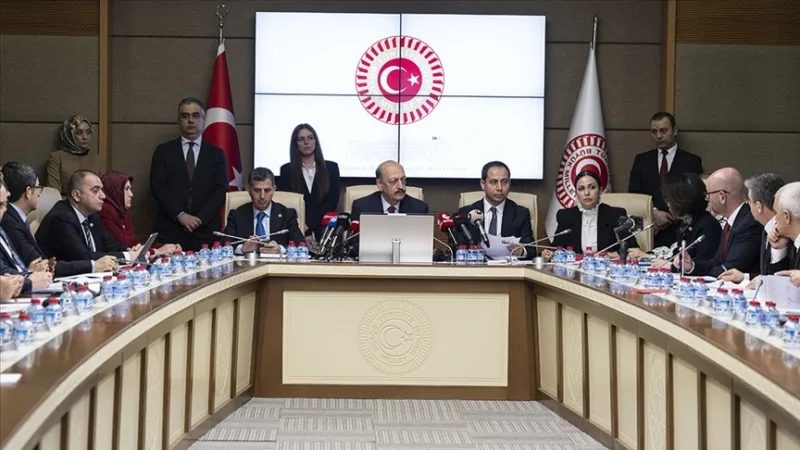 소셜 미디어 및 출산 휴가에 관한 규정을 포함하는 법안이 위원회에서 통과되었다