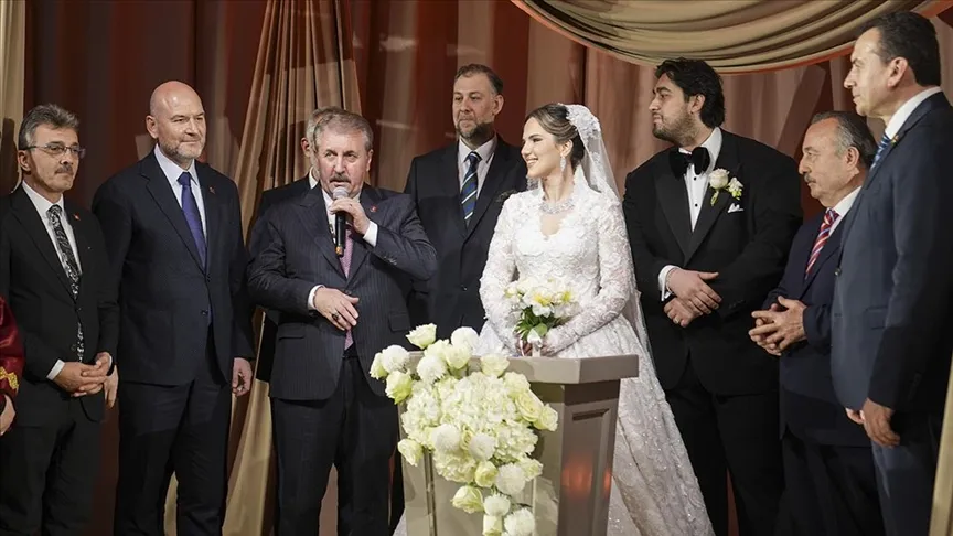 Předseda strany BBP Destici byl svědkem při svatbě