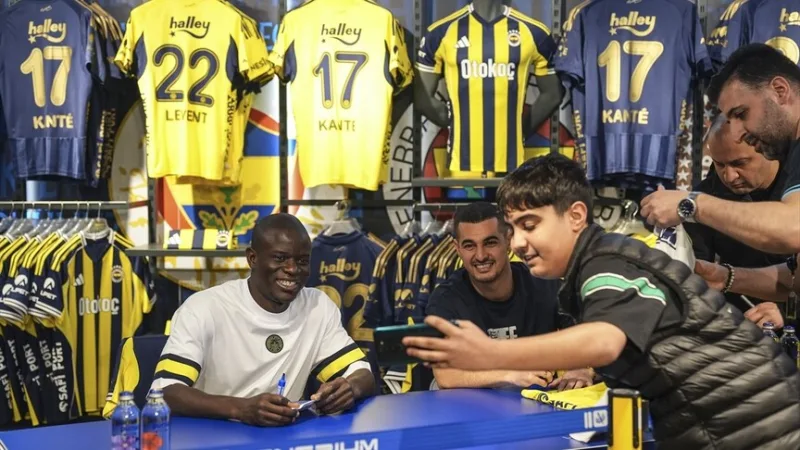 Los futbolistas del Fenerbahçe, Kante y Levent Mercan, se reunieron con los aficionados en una jornada de firma de autógrafos