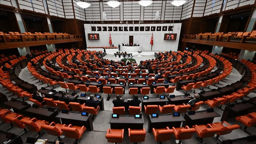 Der Gesetzentwurf, der auch Regelungen zu sozialen Medien und zum Mutterschaftsurlaub enthält, im Plenum des türkischen Parlaments